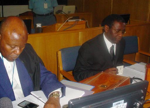 Augustin Ngirabatware (d), le 10 octobre 2008, avec son avocat devant le Tribunal pénal international pour le Rwanda (TPIR) installé à Arusha.
afp.com - Ephrem Ruguririza