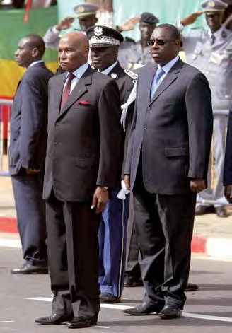 le président Abdoulaye Wa de et son premier ministre Macky Sall écoutent l’hymne national le 4 April 2006 lors d’une parade militaire pour le 46e anniversaire de l’indépendance du Sénégal . 
AFP/SEYLLOU 
