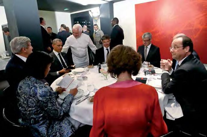 Ravir les palais et chasser la morosité. C’est la mission de Guy Savoy que l’on voit ici à côté du Président Obama lors du dîner du 5 juin 2014. De trois quarts, à gauche, John Kerry, chef de la diplomatie américaine. A droite, le Président Hollande. 
