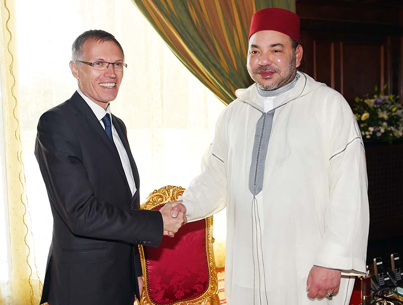 Le Roi Mohammed VI recevant à Rabat le Président du directoire du groupe PSA Peugeot-Citroën, Carlos Tavares.