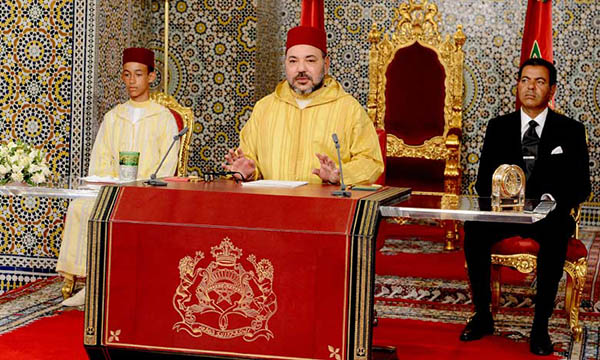 Le Roi Mohammed VI prononçant son discours à l\'occasion du 63e anniversaire de la Révolution du Roi et du Peuple.