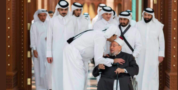 L\'émir du Qatar embrassant la tête du prêcheur pro-terroriste Qardaoui, en signe de vénération.