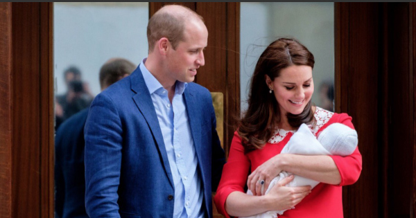 Le prince William et la duchesse Kate de Cambridge, avec le prince Louis. Crédit: DR