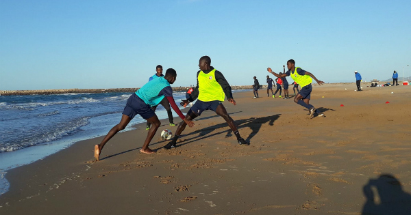 Les joueurs de génération Foot sur la plage au Maroc. Crédit: Facebook Olivier Perrin