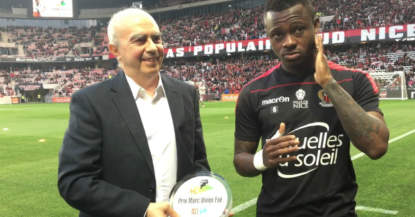 L\'Ivoirien Jean Michaël Séri recevant le prix Marc-Vivien Foé en 2017. Crédit: DR