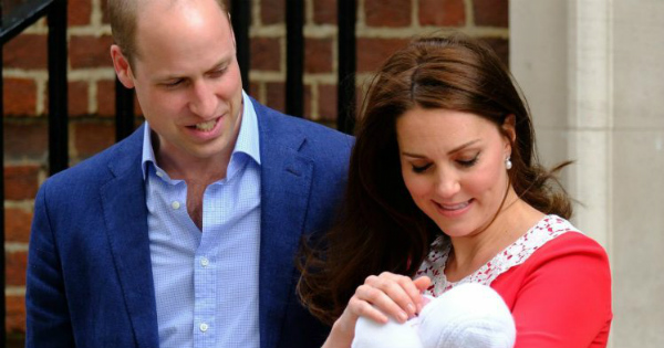 Le prince William et la duchesse Kate de Cambridge, avec le prince Louis. Crédit: DR