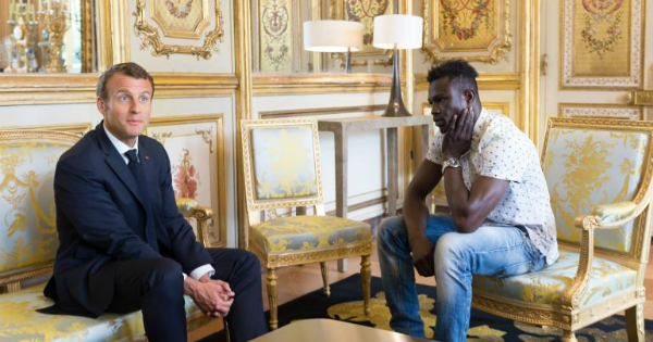 Le jeune Malien Mamoudou Gassama a reçu par le président français Emmanuel Macron.