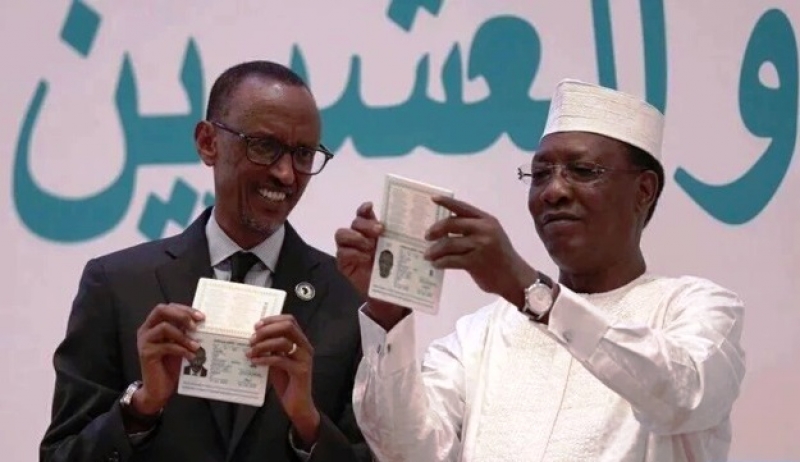 Lancement du passeport africain en juillet 2016 à Addis Abeba par Paul Kagamé et Idriss Deby