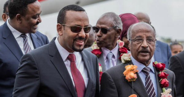 Le Premier ministre éthiopien Abiy Ahmed et le ministre érythréen des Affaires étrangères Osman Saleh Mohammed. Crédit: AFP