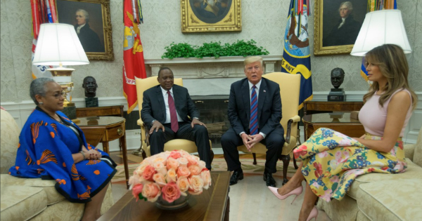 Uhuru Kenyatta et Donald Trump avec leurs épouses respectives Margaret et Melania. Crédit: DR