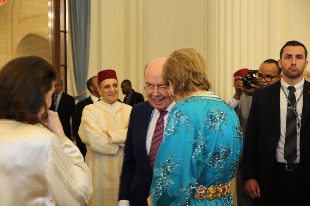 Lalla Joumala Alaoui discutant avec le Secrétaire américain au Commerce, Wilbur Ross.