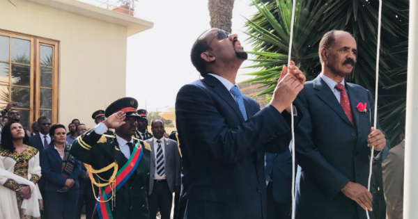 Abiy Ahmed et Issaias Afeworki lors de la réouverture de l\'ambassade éthiopienne à Asmara. Crédit: DR