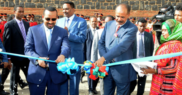 Abiy Ahmed et Issaias Afeworki lors de la réouverture de l\'ambassade éthiopienne à Asmara. Crédit: DR