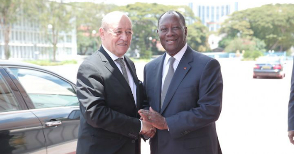 Le ministre français des Affaires étrangères, Jean-Yves Le Drian, et le président ivoirien Alassane Dramane Ouattara. Crédit: DR