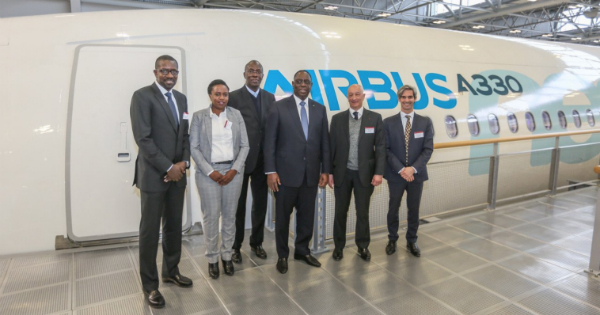 Le président sénégalais Macky Sall en visite au siège d\'Airbus à Toulouse, en France. Crédit: DR