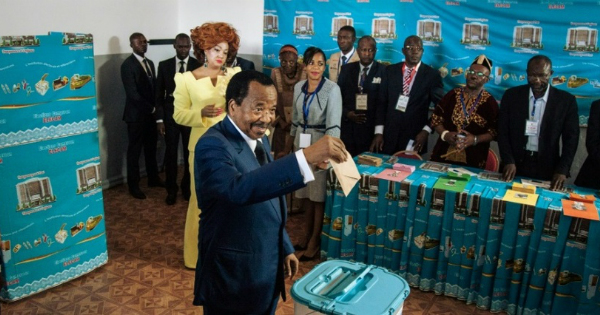 Le président camerounais Paul Biya, en train de voter. Crédit: DR
