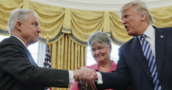 Donald Trump et Jeff Sessions. Crédit: DR