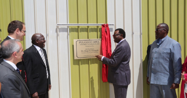 Le président namibien Hage Geingob inaugure la nouvelle usine d\'assemble automobile Peugeot Opel à Walvis Bay. Crédit: DR