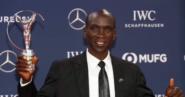 Eliud Kipchoge avec son trophée des Laureus Awards. Crédit: DR