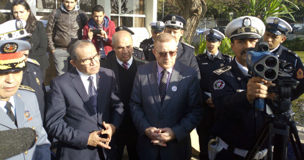Le secrétaire d\'Etat Najib Boulif (centre) lors de la remise des radars aux agents. Crédit: Pouvoirs d\'Afrique