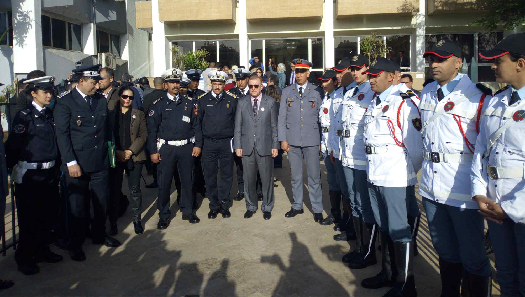 Le secrétaire d\'Etat Najib Boulif avec des officiers et et agents de police et des gendarmes. ©Pouvoirs d\'Afrique
