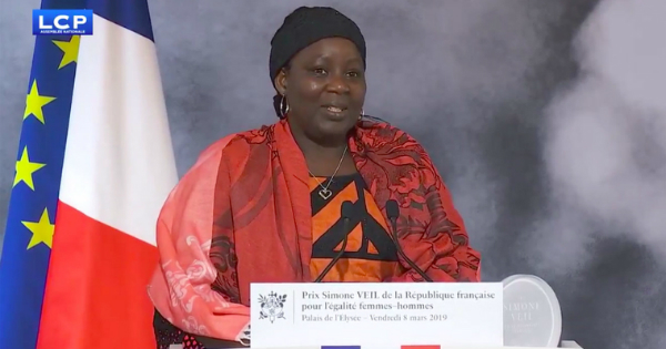 La militante associative camerounaise Aissa Doumara Ngatansou lors de la remise de son prix. Crédit: DR