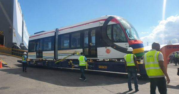 La livraison des premiers trains du Metro Express mauricien. Crédit: DR
