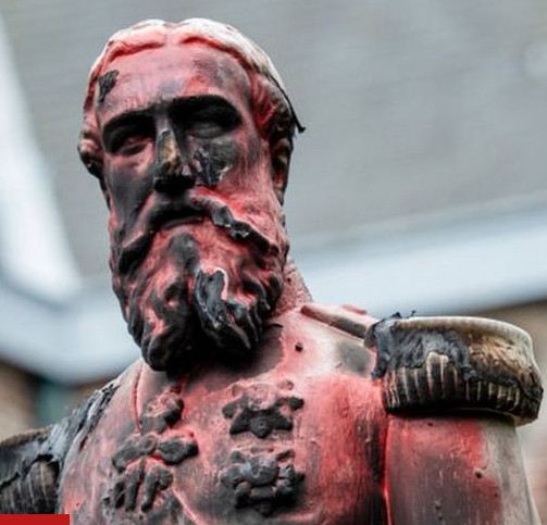 La statue de Leopold II a été retirée à Bruxelles. Des manifestants l’ont couverte de peinture