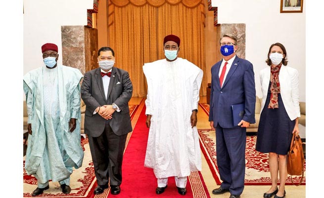 L\'Envoyé spécial Peter Pham lors de l\'audience que lui a accordé le Président Nigérien, avec l\'ambassadeur américain au Niger.
