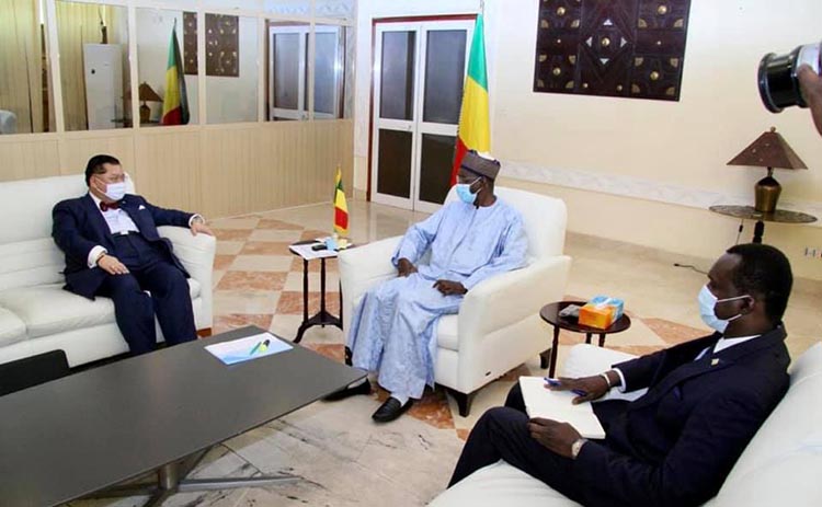 Peter Pham, ors de l’audience que lui a accordée le Premier ministre malien du gouvernement de transition.