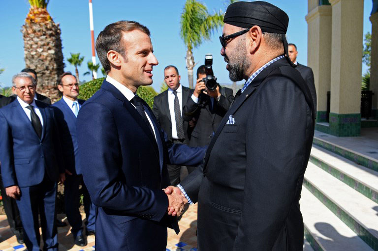 Ph. Archives – Le Roi Mohammed VI saluant Emmanuel Macron lors de sa dernière visite au Maroc.