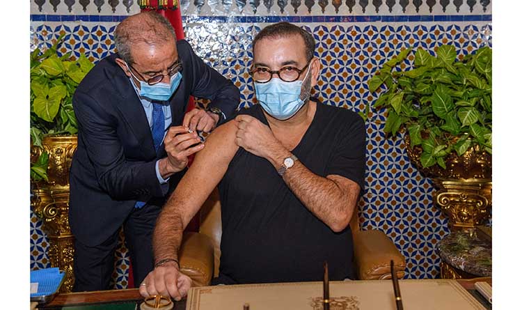 Le Roi Mohammed VI a donné l’exemple en se faisant vacciner contre le nouveau coronavirus.