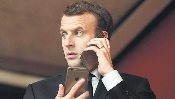 Emmanuel Macron et ses téléphones