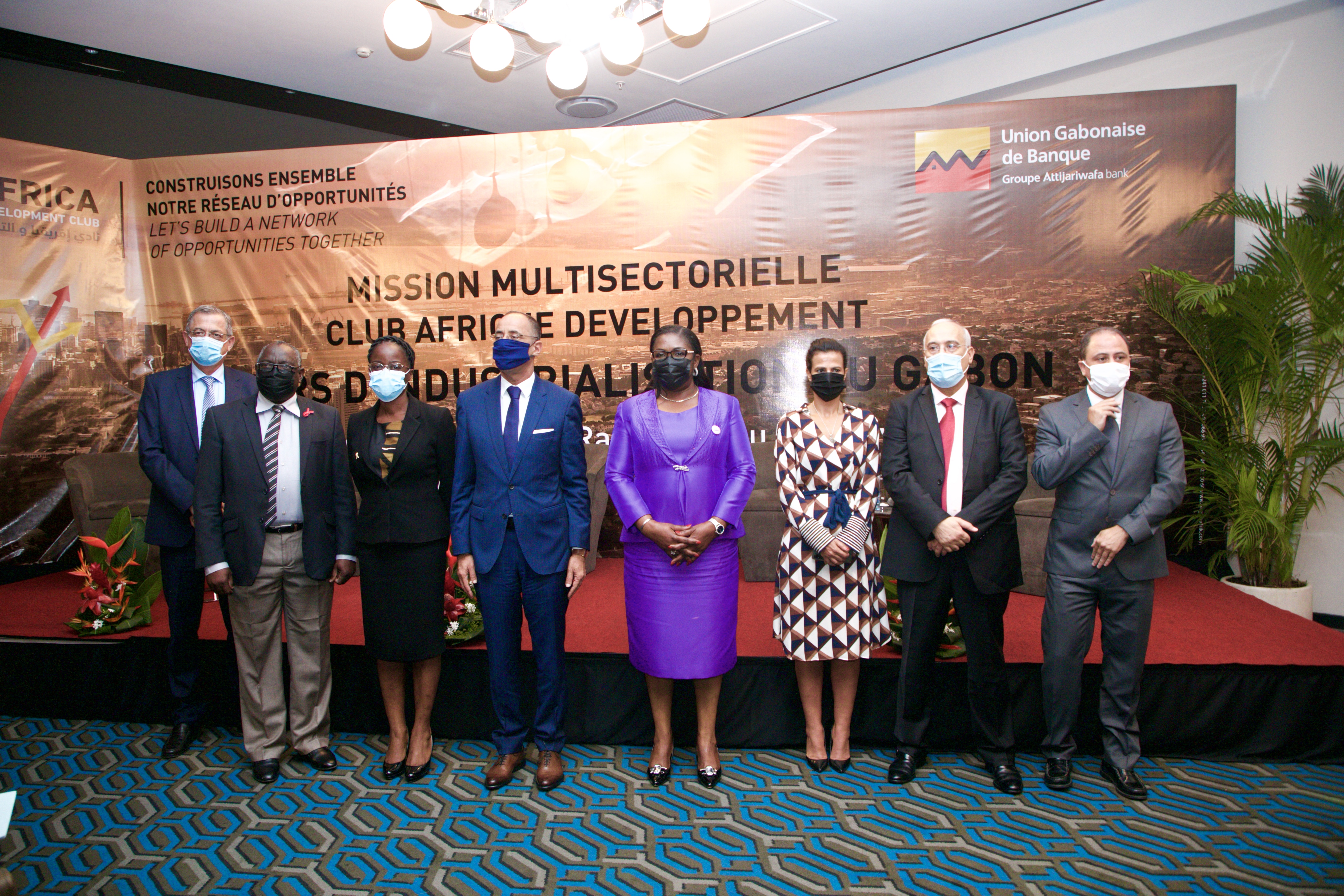 Photo de famille avec les intervenants de la 30e mission multisectorielle du Club Afrique Développement