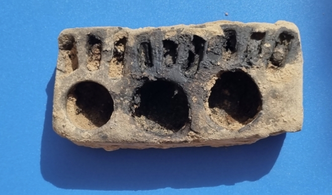 Lampe de Hannouka retrouvée sur le site de la synagogue de Tagadirt