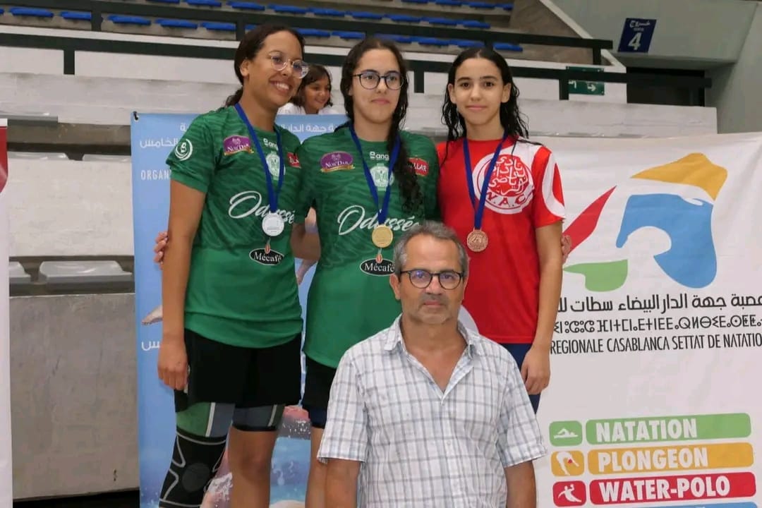 La championne Marwa Touhami (Raja) au milieu de Hind Doha (Raja) et Ghita Ben Hammou (WAC)
