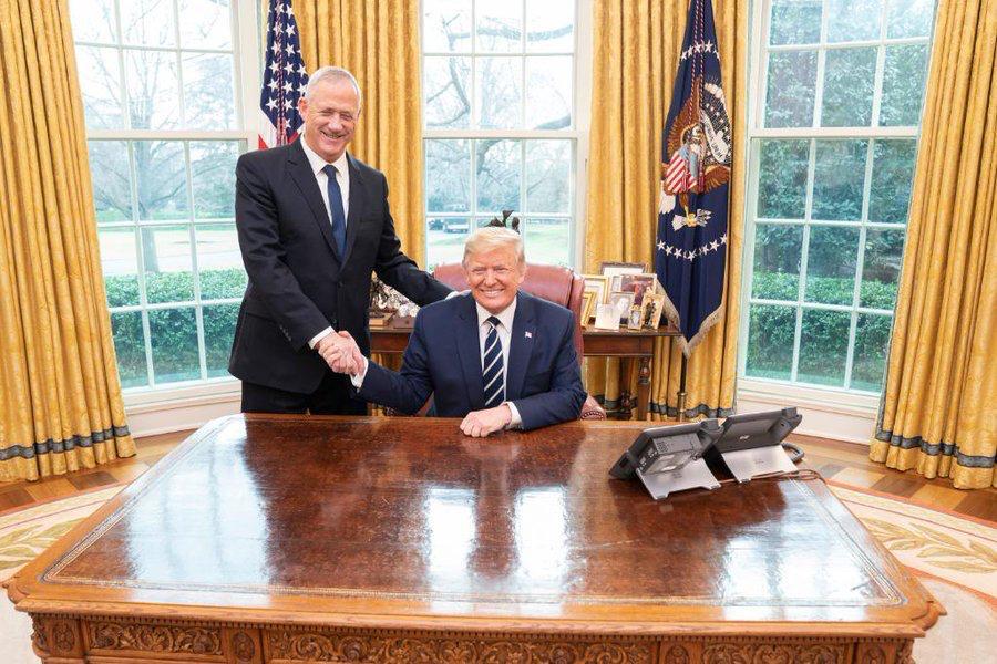 Trump saluant chaleureusement Gantz. Credit: Elad Malka