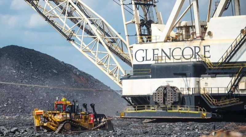 POUR OBTENIR DES LICENCES D’EXPLOITATION GLENCORE DISTRIBUE DU CASH.