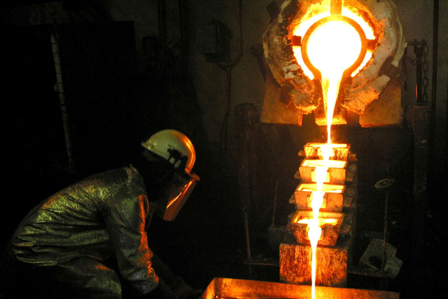 FILE PHOTO: A worker pours gold at the AngloGold Ashanti mine at Obuasi, Ghana, October 23, 2003 .  REUTERS/Luc Gnago//File Photo