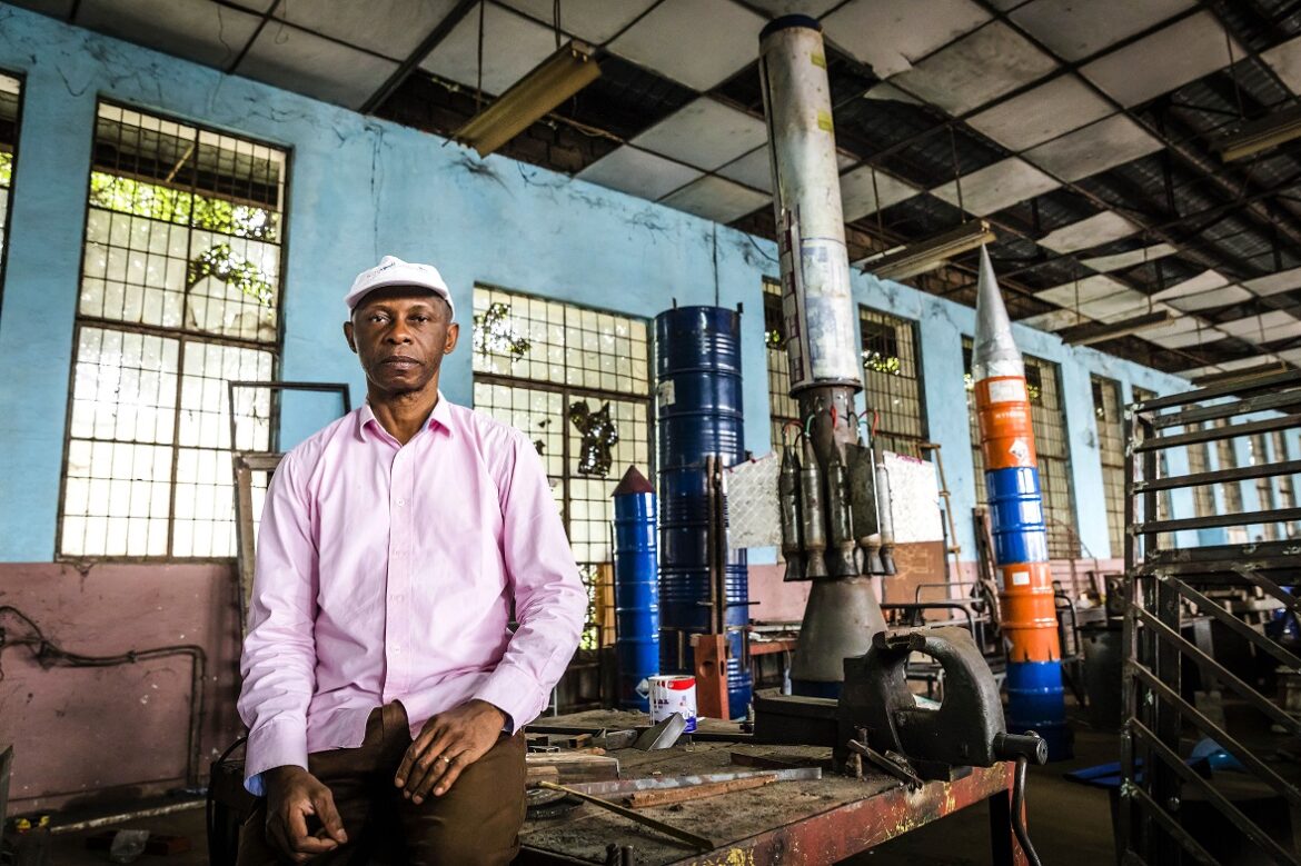Jean Patrick Keka (51, Raketenbauer)nnReportage: Kongo Weltraumrakete Troposphère 6 : Jean Patrick Keka (51, Raketenbauer ) baut in einer Lehrwerkstatt für Kfz-Mechaniker eine Rakete - 01.07.2021 - Kinshasa (DR Kongo).nnMit der Rakete soll der Hamster „Galaxionaute“ und ein Satellit ins Weltall geschossen werden.
