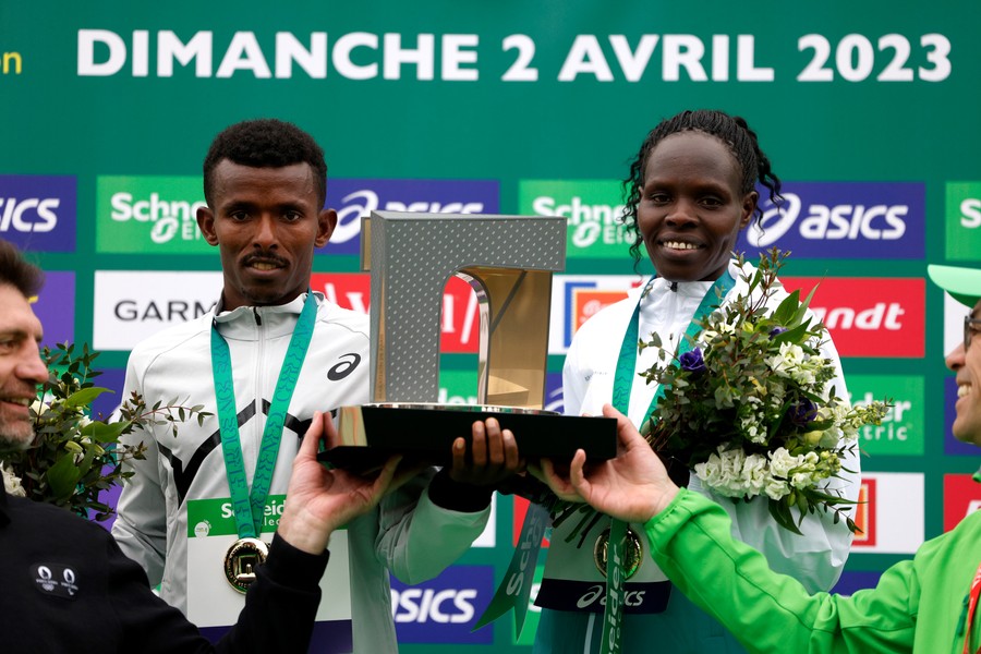 L\'Éthiopien Abeje Ayana et la Kényane Helah Kiprop 