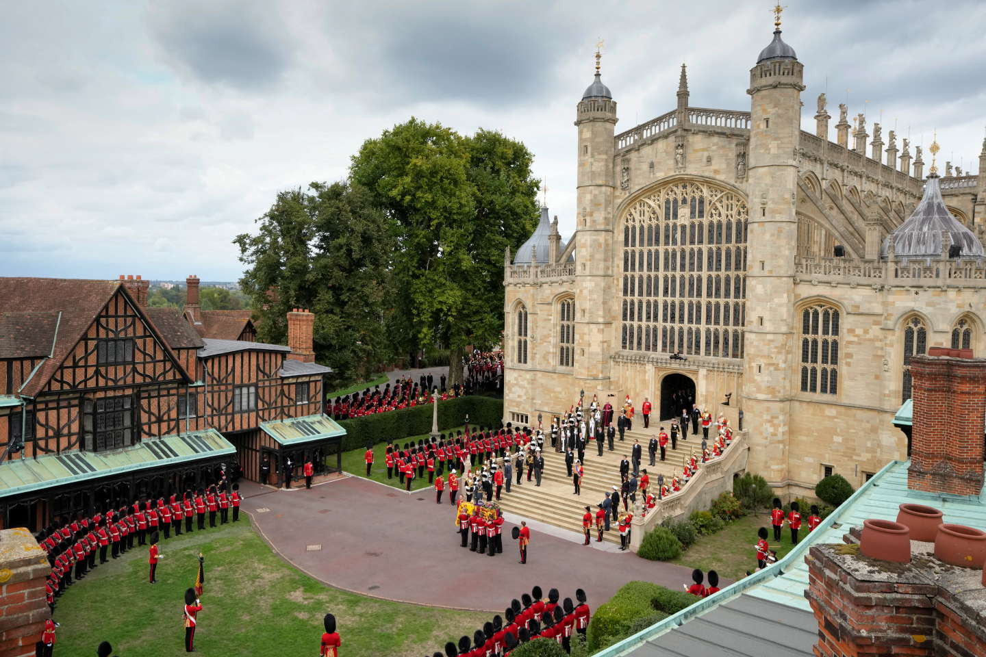 The coffin of Queen Elizabeth II is carried into Saint George\'s chapel for her funeral at Windsor castle, Britain, Monday, Sept. 19, 2022. The Queen, who died aged 96 on Sept. 8, will be buried at Windsor alongside her late husband, Prince Philip, who died last year.     Kirsty Wigglesworth/Pool via REUTERS