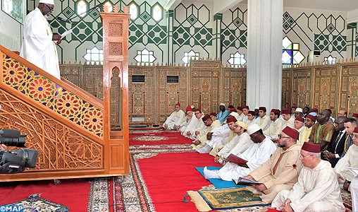 PH. Archives. Le Roi Mohammed VI, Amir Al Mouminine, accomplissant la prière à la Grande Mosquée Riviera Golf à Abidjan.