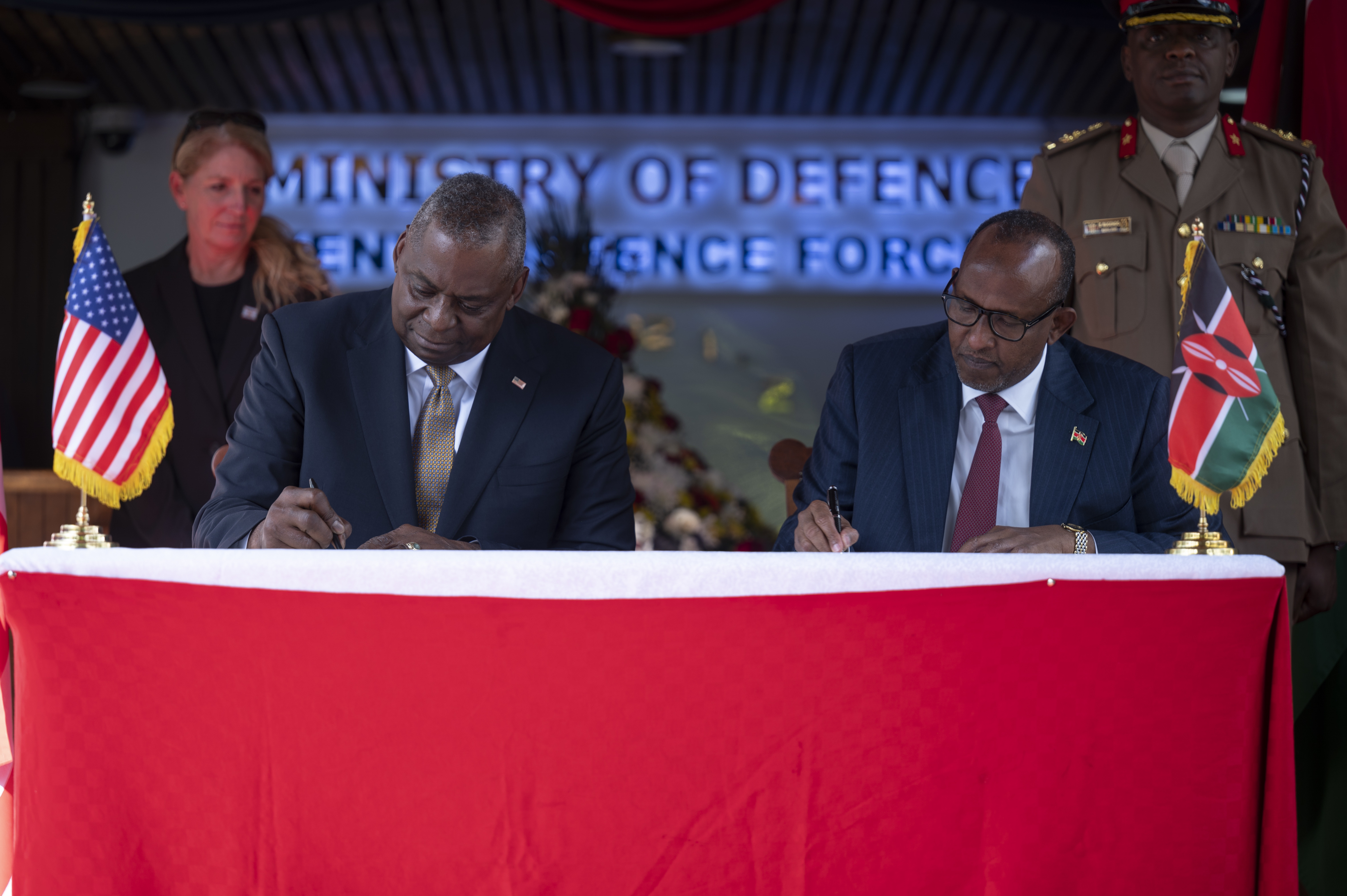 Aden Duale, ministre kényan de la Défense, et Lloyd Austin, secrétaire américain à la Défense