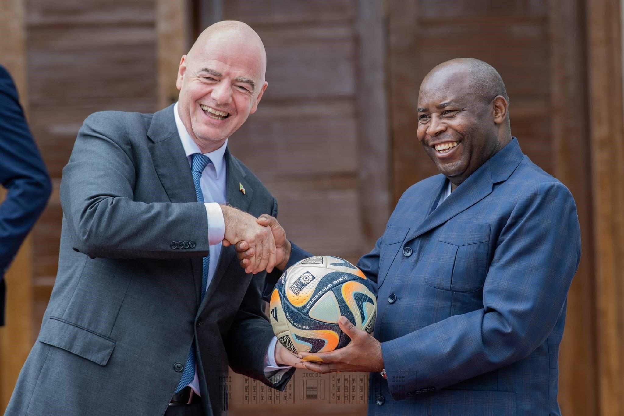 Gianni Infantino, le président de la fédération internationale de football et Evariste Ndayishimiye le président burundais 