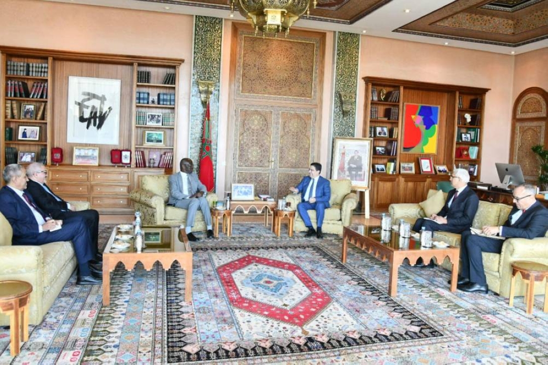 Nasser Bourita s'entretenant avec Mohamed Salem Ould Merzoug