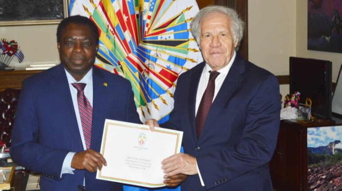 L'ambassadeur togolais à Washington, Frédéric Edem HEGBE remettant ses lettres de créances au secrétaire général de l'organisation, Luis Almagro.