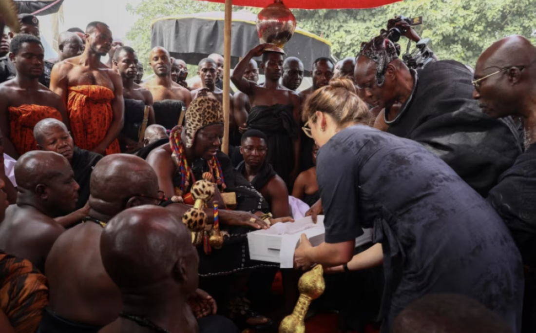 Le roi Otumfuo Osei Tutu II recevant les précieux objets