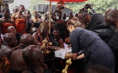 Le roi Otumfuo Osei Tutu II recevant les précieux objets