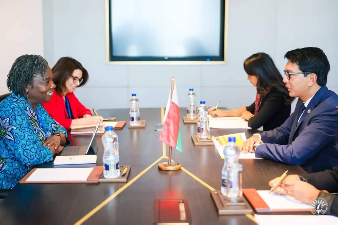 Victoria Kwakw s'entretenant avec le président malgache